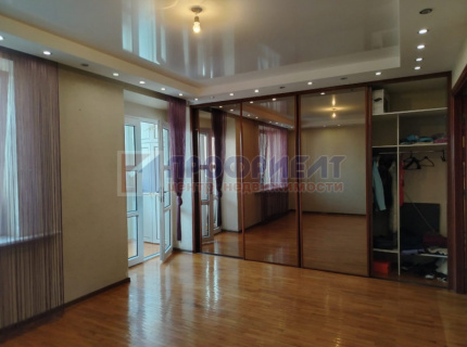 Продам четырехкомнатную (и более) квартиру